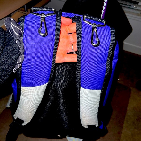 Louisville slugger softball bag never been used - Picture 3 of 4